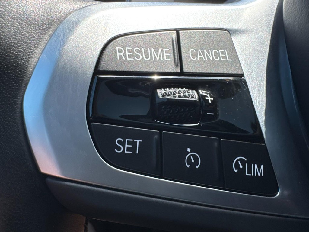 BMW 5 Series Vehicle Full-screen Gallery Image 18