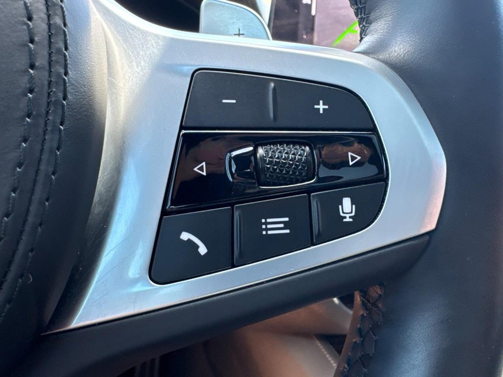 BMW 5 Series Vehicle Full-screen Gallery Image 19