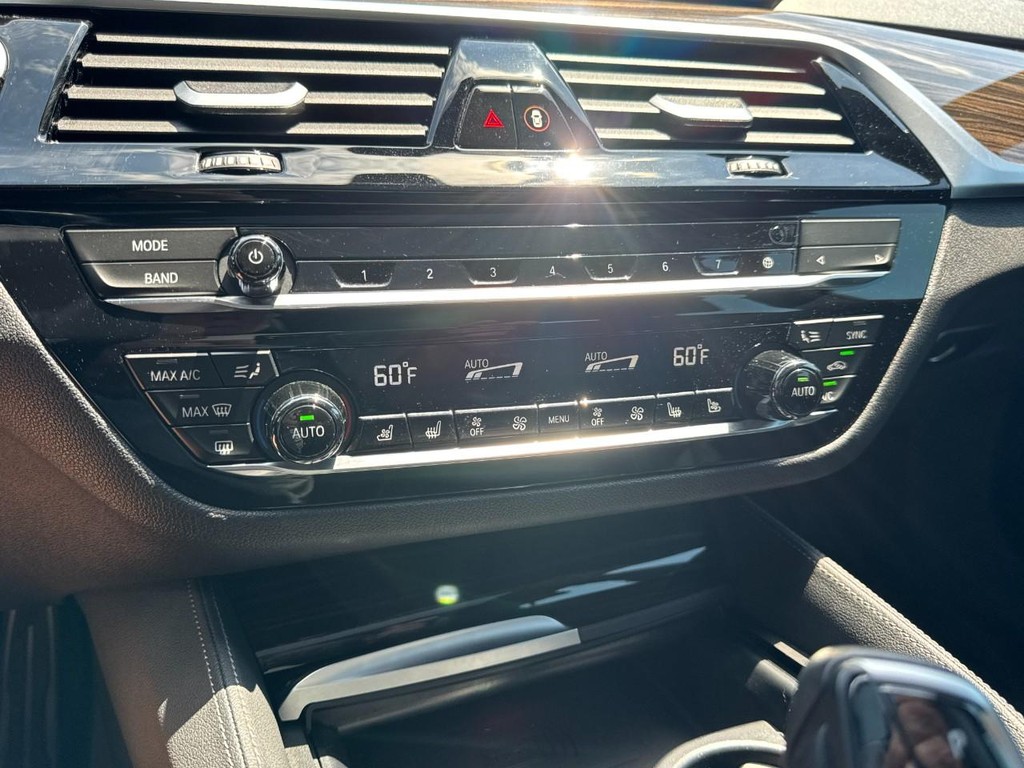 BMW 5 Series Vehicle Full-screen Gallery Image 20