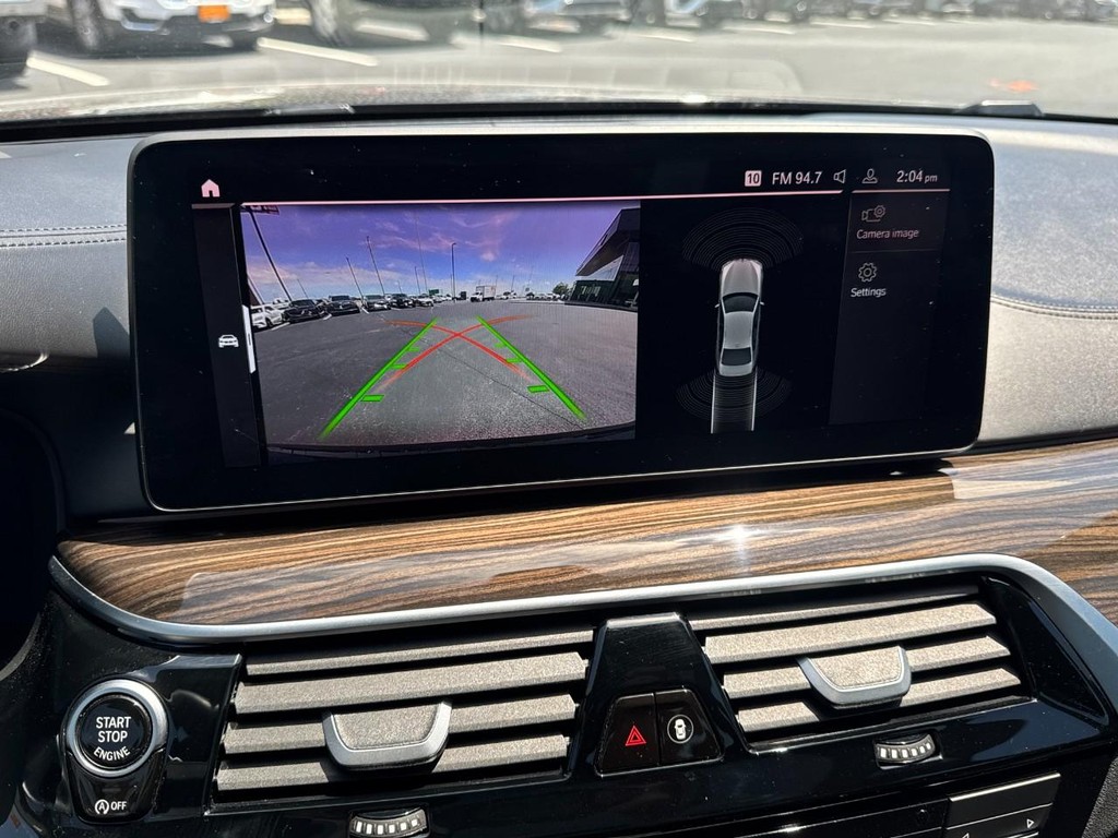 BMW 5 Series Vehicle Full-screen Gallery Image 21