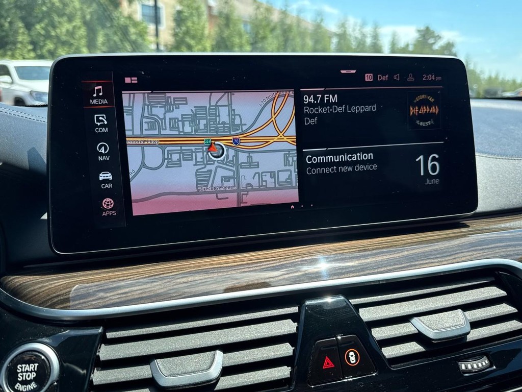 BMW 5 Series Vehicle Full-screen Gallery Image 22