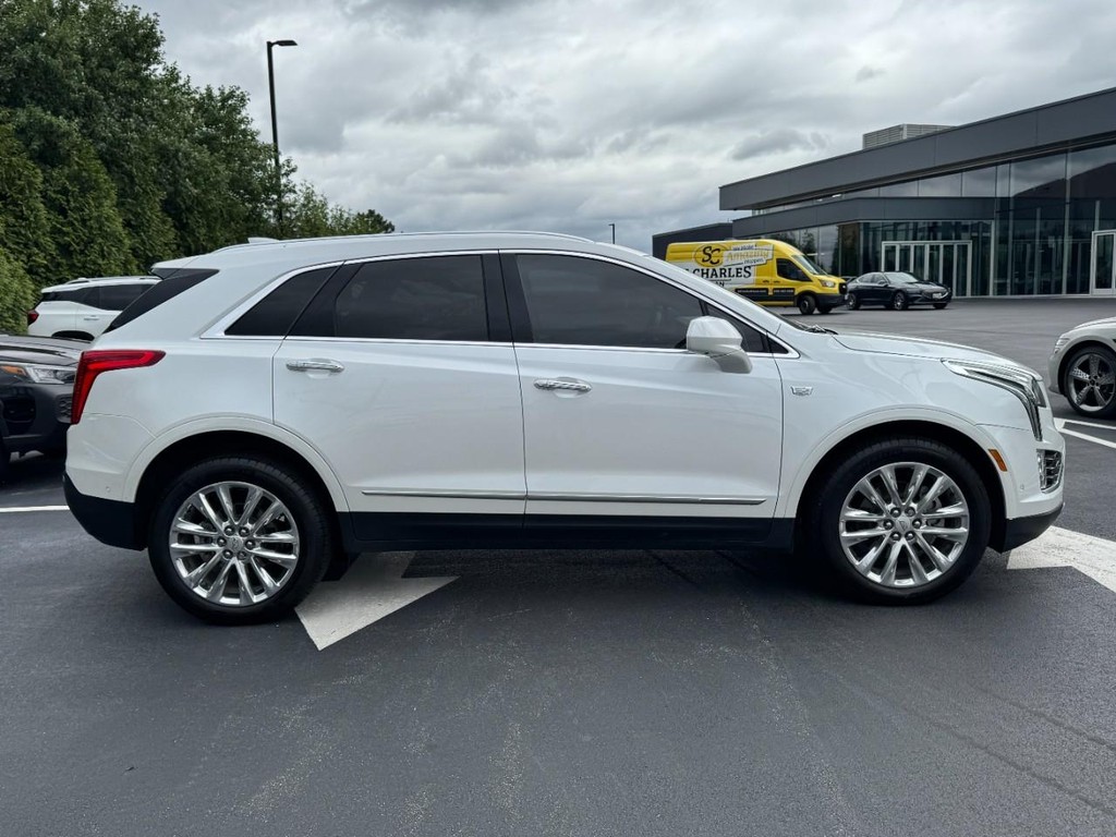Cadillac XT5 Vehicle Full-screen Gallery Image 02