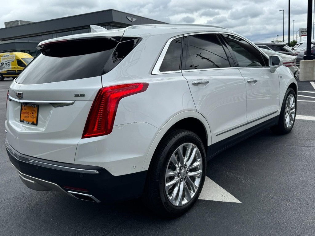 Cadillac XT5 Vehicle Full-screen Gallery Image 03