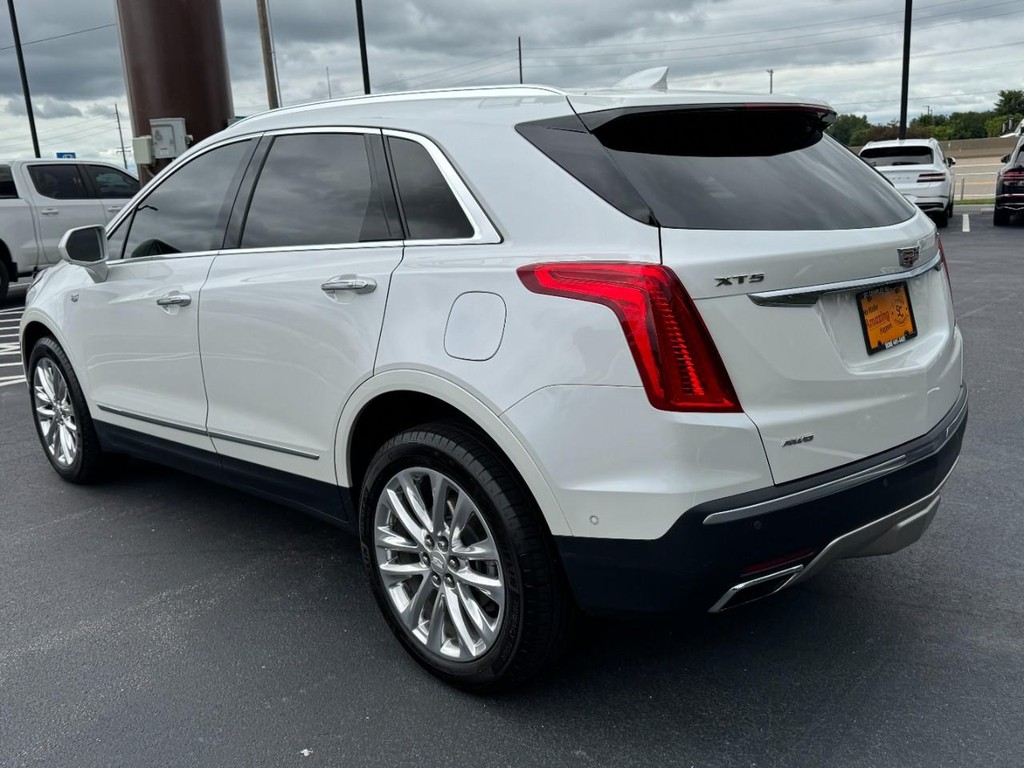 Cadillac XT5 Vehicle Full-screen Gallery Image 05
