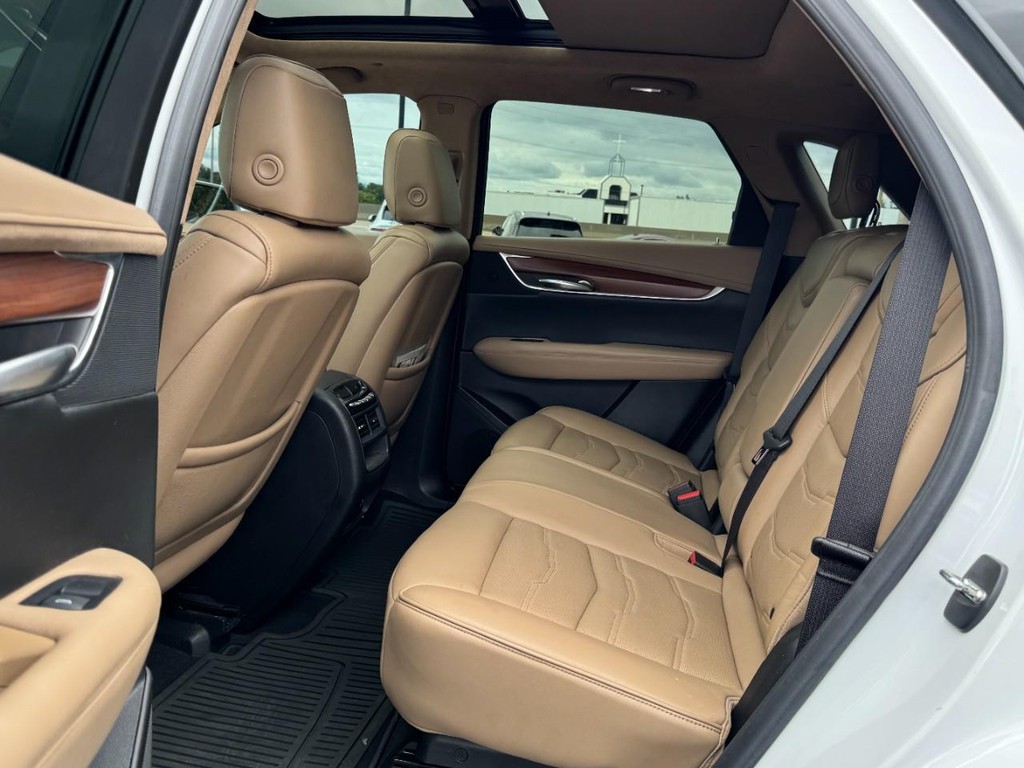 Cadillac XT5 Vehicle Full-screen Gallery Image 10