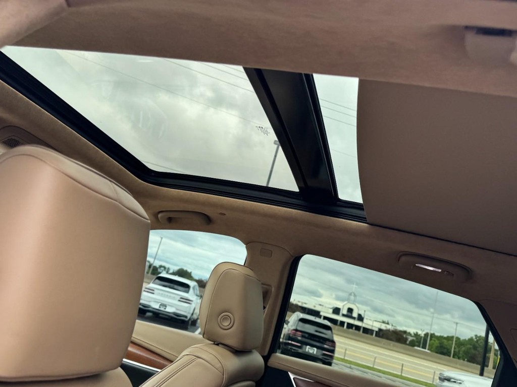 Cadillac XT5 Vehicle Full-screen Gallery Image 11