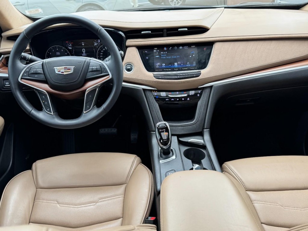 Cadillac XT5 Vehicle Full-screen Gallery Image 12