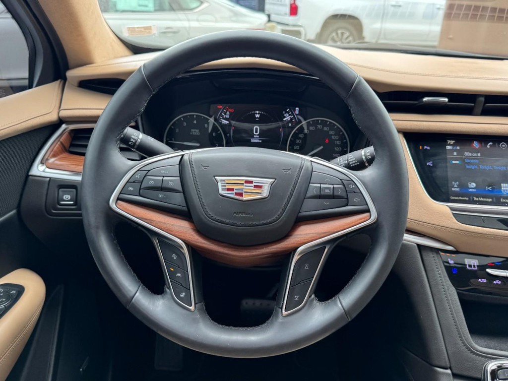 Cadillac XT5 Vehicle Full-screen Gallery Image 13