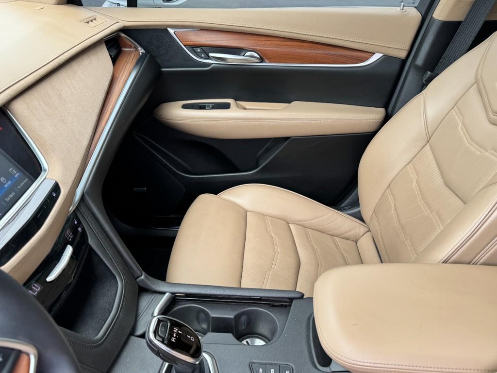 Cadillac XT5 Vehicle Full-screen Gallery Image 14