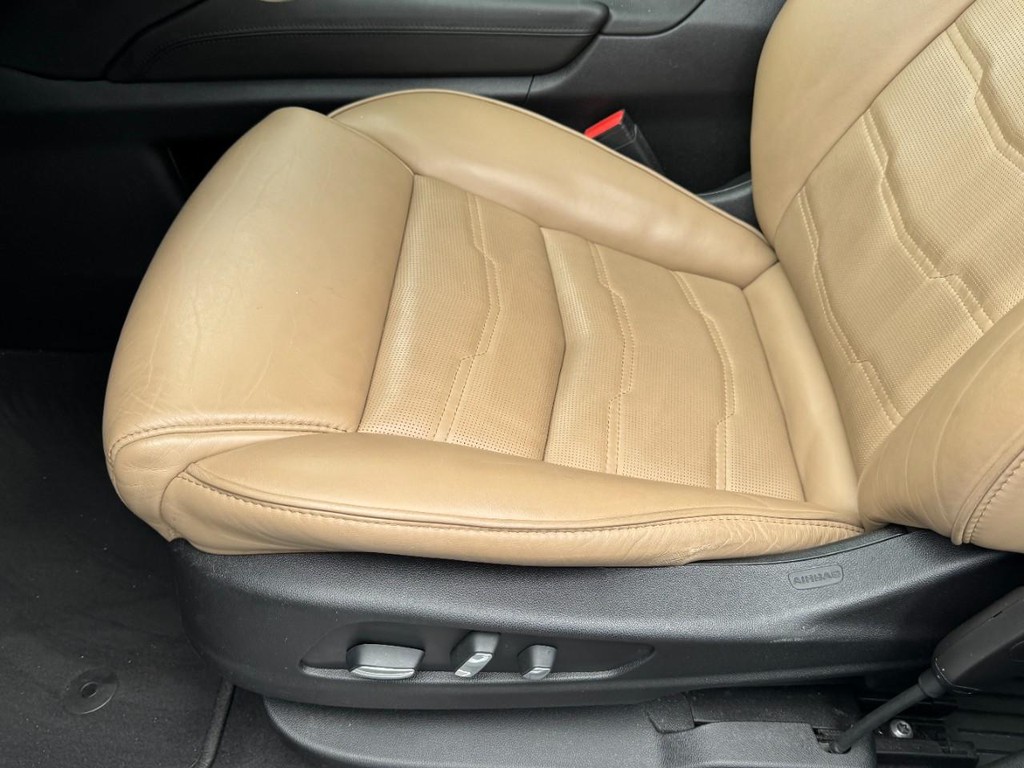 Cadillac XT5 Vehicle Full-screen Gallery Image 15