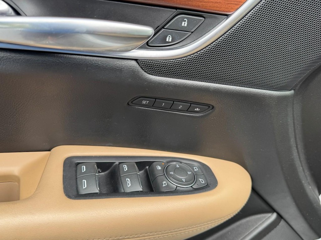 Cadillac XT5 Vehicle Full-screen Gallery Image 16