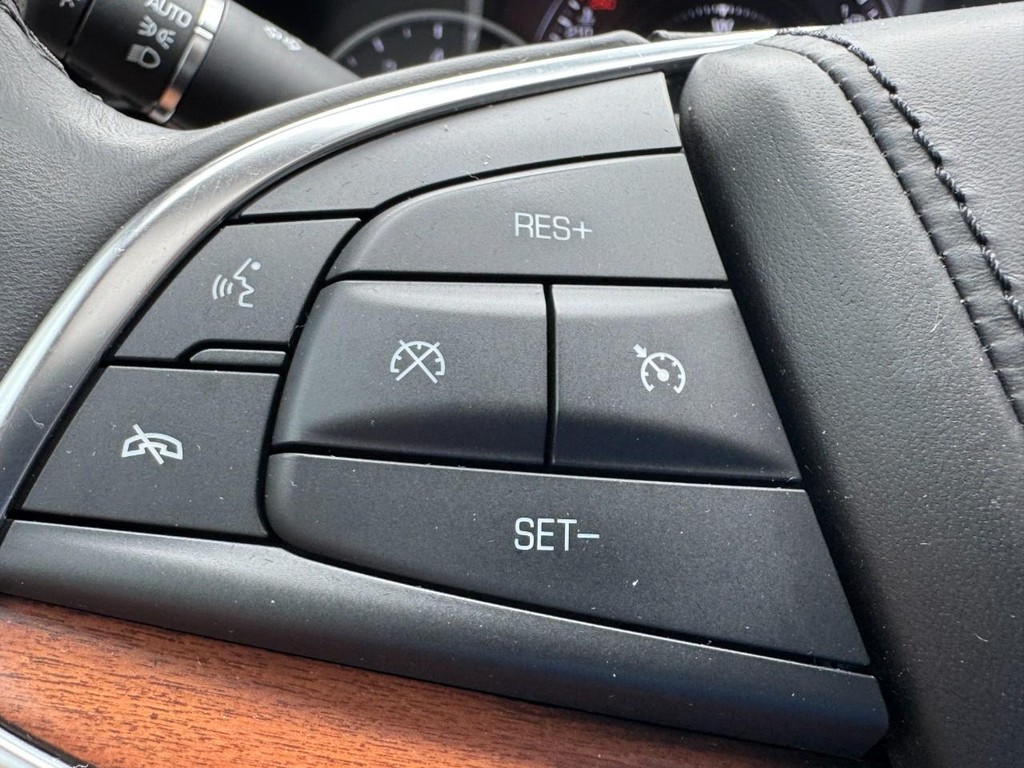 Cadillac XT5 Vehicle Full-screen Gallery Image 17