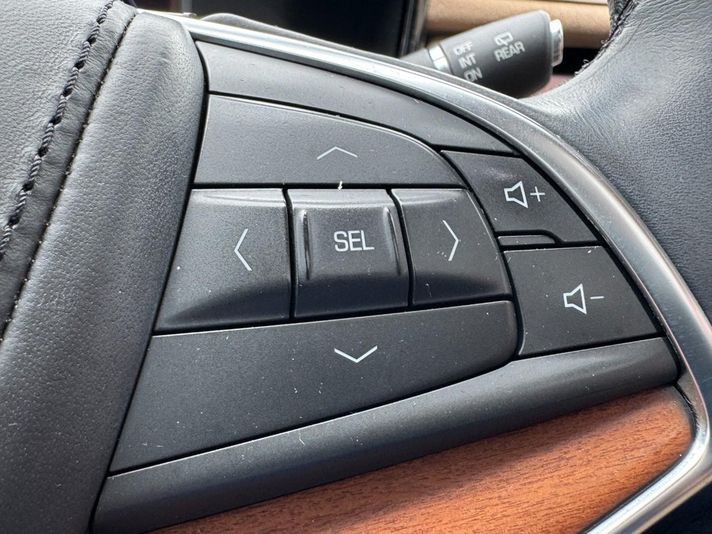 Cadillac XT5 Vehicle Full-screen Gallery Image 18
