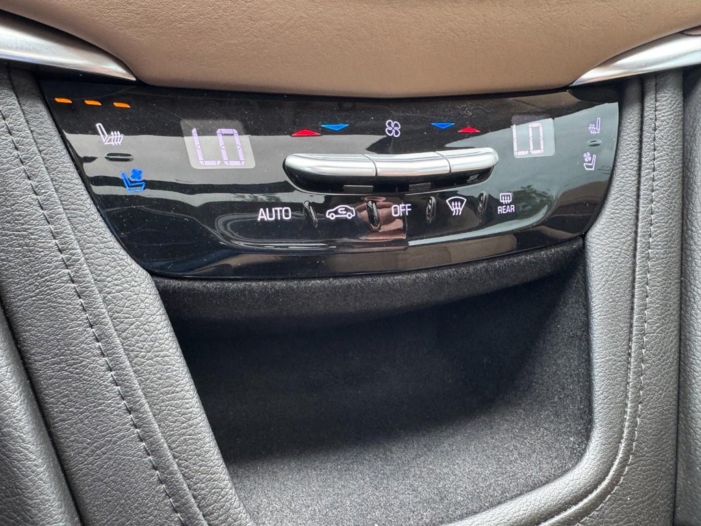 Cadillac XT5 Vehicle Full-screen Gallery Image 19