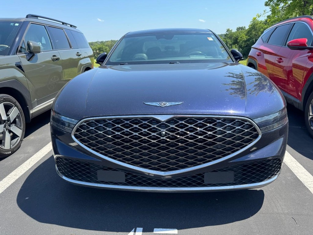 Genesis G90 Vehicle Full-screen Gallery Image 02