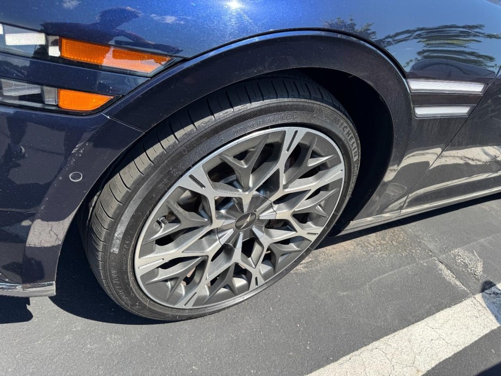 Genesis G90 Vehicle Full-screen Gallery Image 04