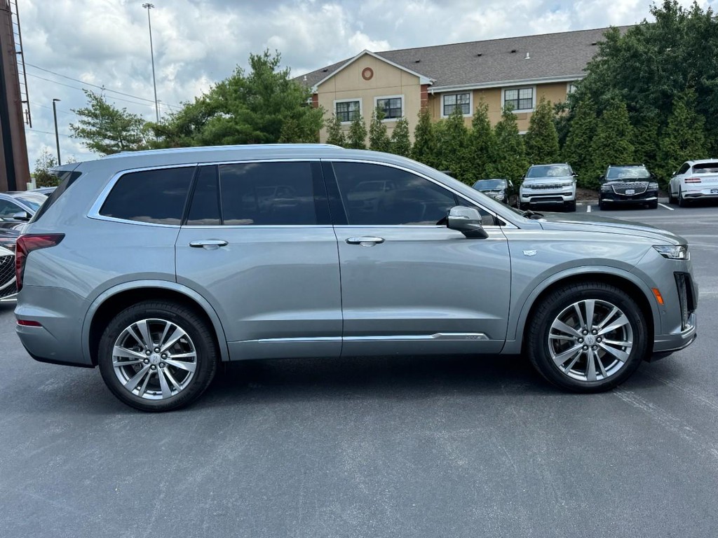 Cadillac XT6 Vehicle Full-screen Gallery Image 02