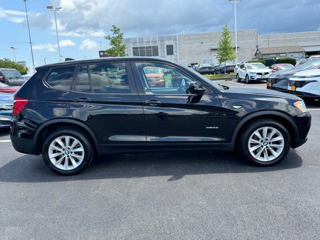 BMW X3 Vehicle Full-screen Gallery Image 02