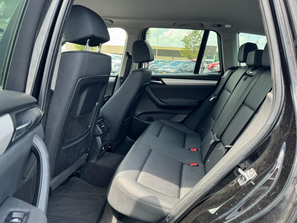 BMW X3 Vehicle Full-screen Gallery Image 10