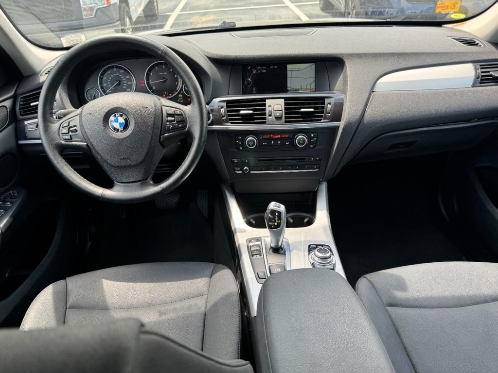 BMW X3 Vehicle Full-screen Gallery Image 11