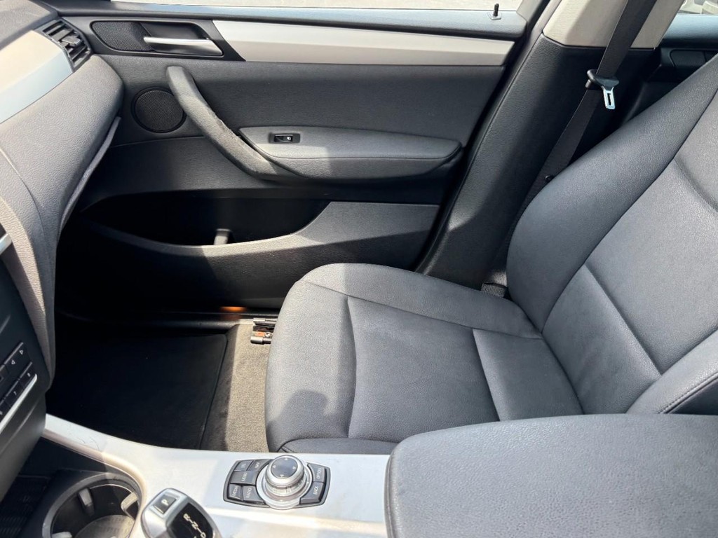 BMW X3 Vehicle Full-screen Gallery Image 13
