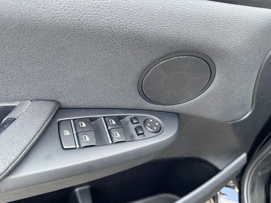 BMW X3 Vehicle Full-screen Gallery Image 15