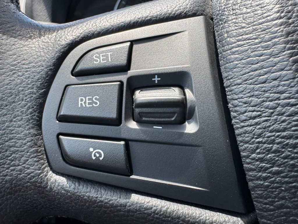 BMW X3 Vehicle Full-screen Gallery Image 16