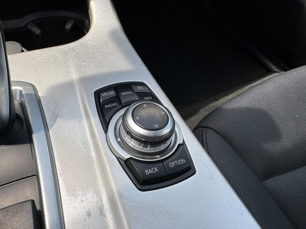 BMW X3 Vehicle Full-screen Gallery Image 18