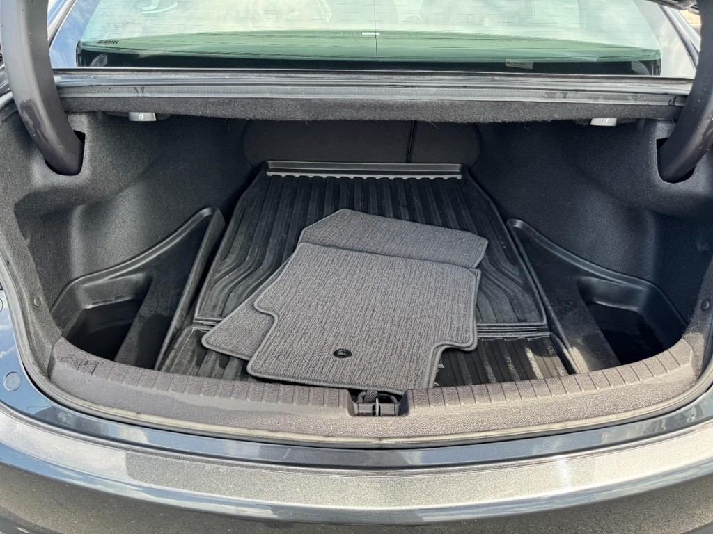 Acura TLX Vehicle Full-screen Gallery Image 06