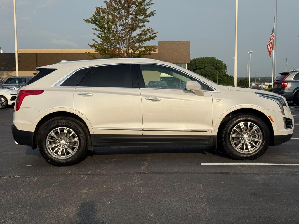 Cadillac XT5 Vehicle Full-screen Gallery Image 02