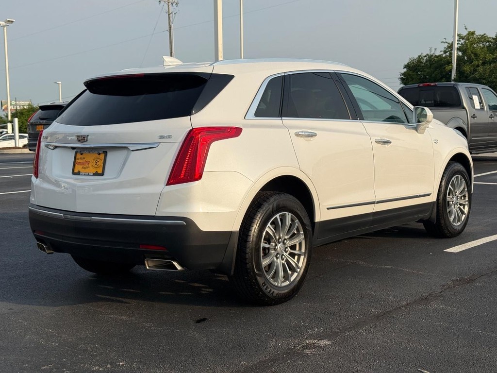Cadillac XT5 Vehicle Full-screen Gallery Image 03