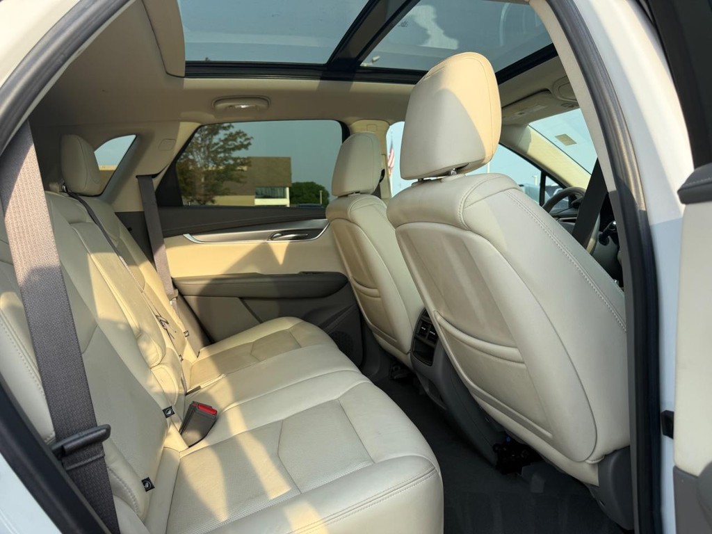 Cadillac XT5 Vehicle Full-screen Gallery Image 10