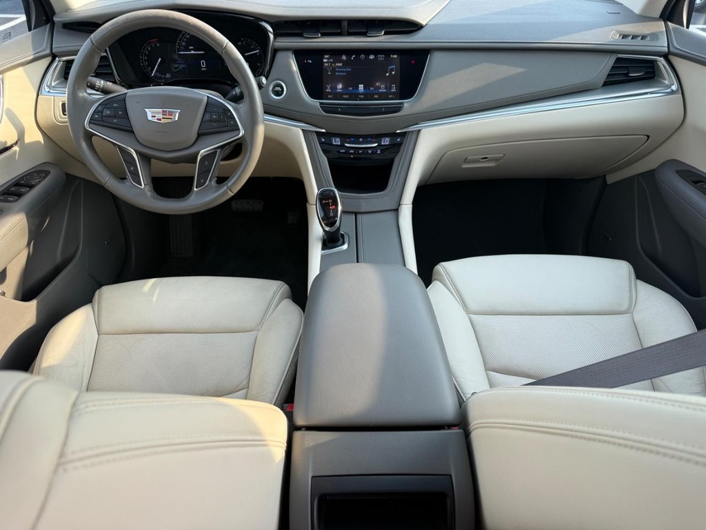 Cadillac XT5 Vehicle Full-screen Gallery Image 12