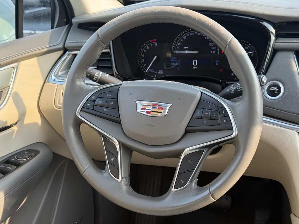 Cadillac XT5 Vehicle Full-screen Gallery Image 13