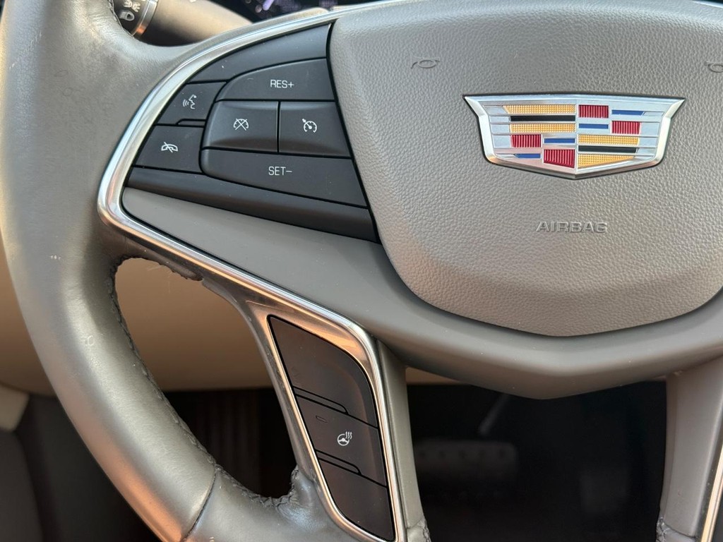Cadillac XT5 Vehicle Full-screen Gallery Image 14