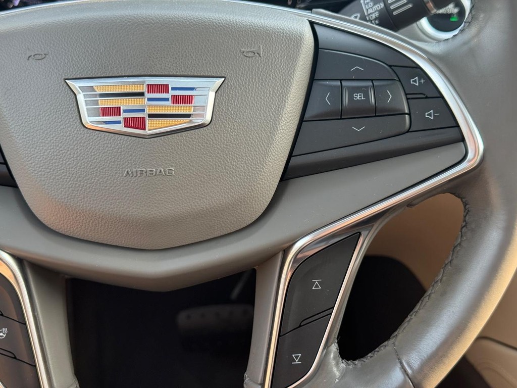 Cadillac XT5 Vehicle Full-screen Gallery Image 15