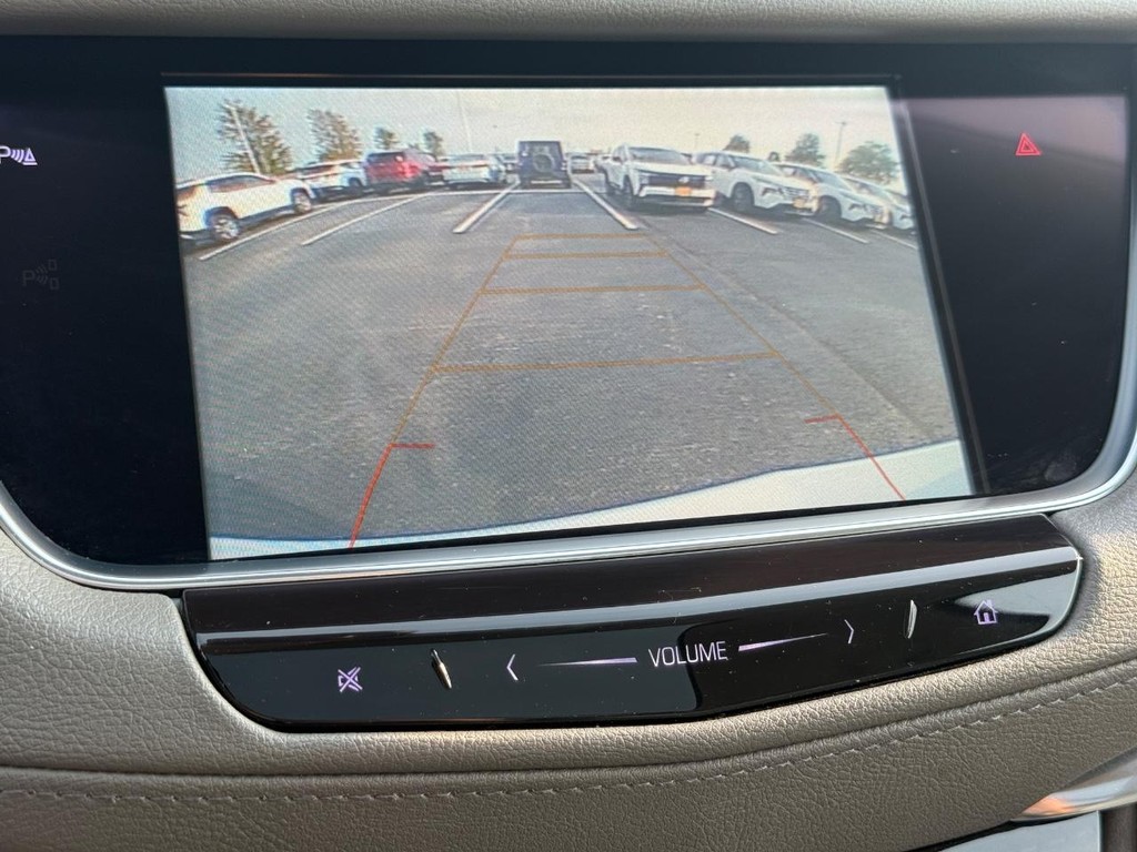 Cadillac XT5 Vehicle Full-screen Gallery Image 18