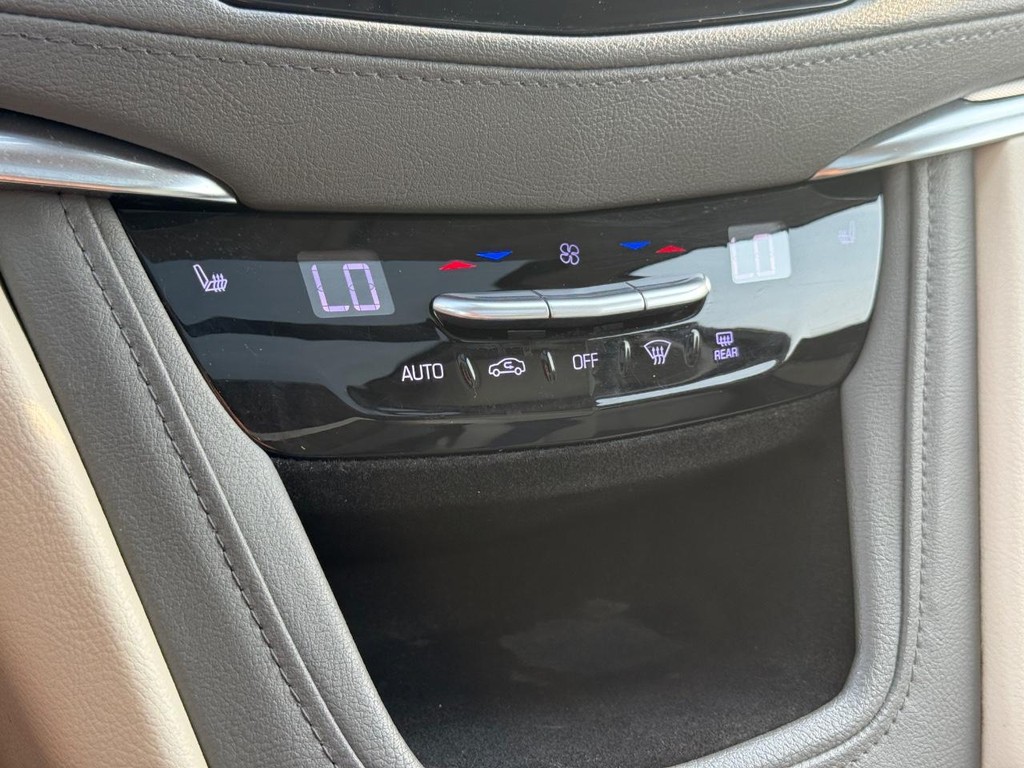 Cadillac XT5 Vehicle Full-screen Gallery Image 19