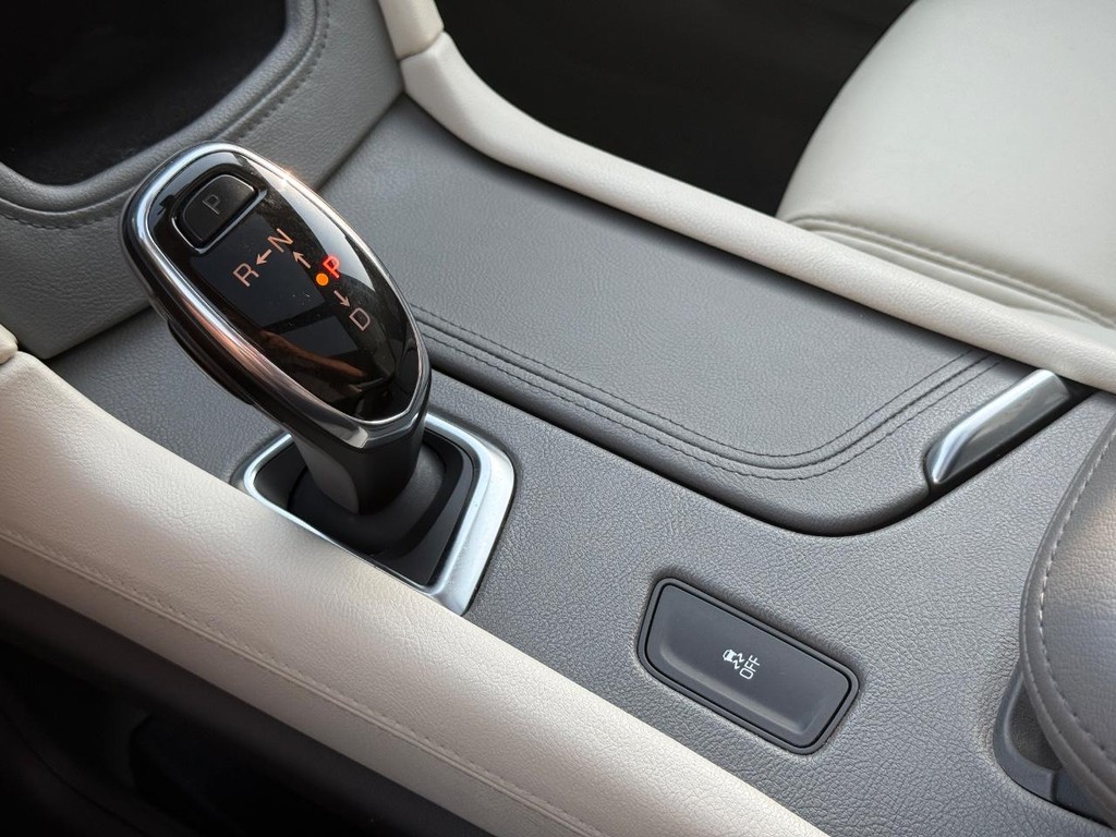 Cadillac XT5 Vehicle Full-screen Gallery Image 20