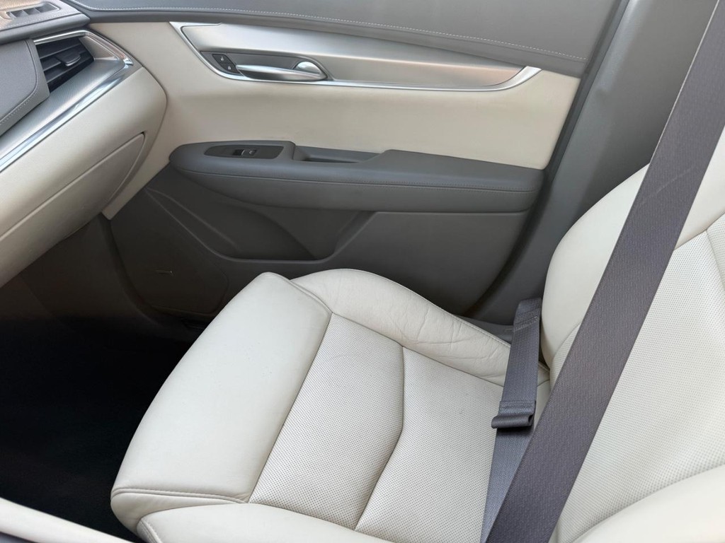 Cadillac XT5 Vehicle Full-screen Gallery Image 21