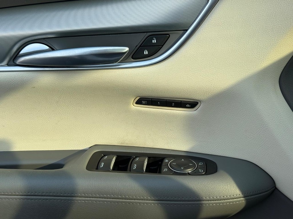Cadillac XT5 Vehicle Full-screen Gallery Image 23