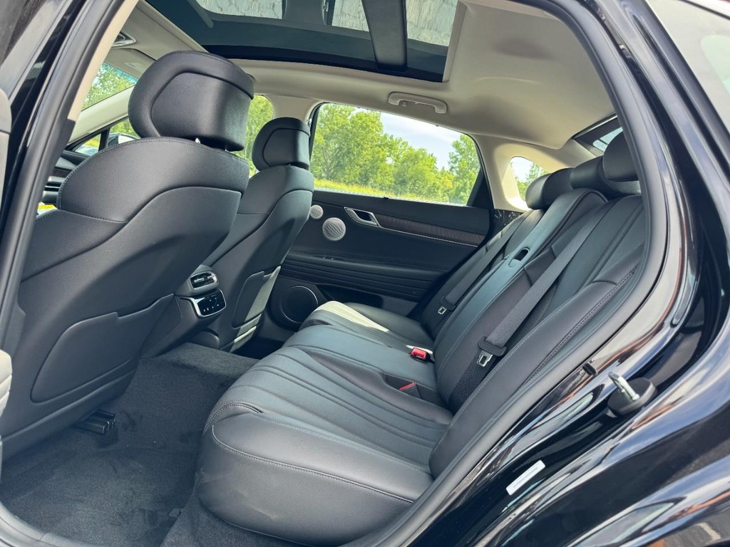 Genesis G80 Vehicle Full-screen Gallery Image 07