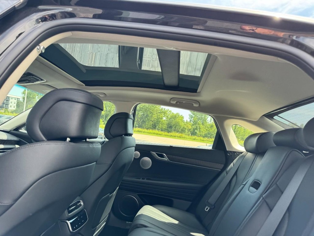 Genesis G80 Vehicle Full-screen Gallery Image 08