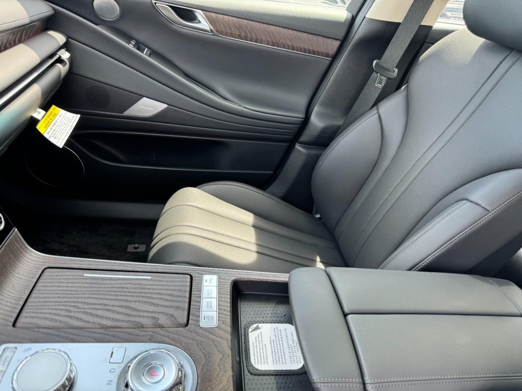 Genesis G80 Vehicle Full-screen Gallery Image 09