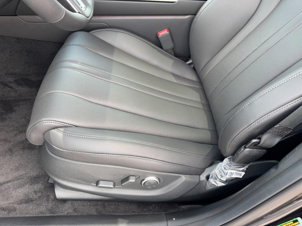 Genesis G80 Vehicle Full-screen Gallery Image 10