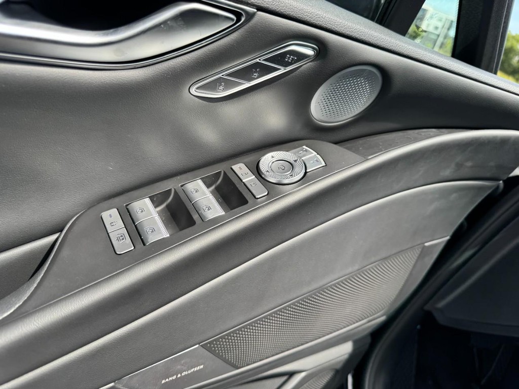 Genesis G80 Vehicle Full-screen Gallery Image 11