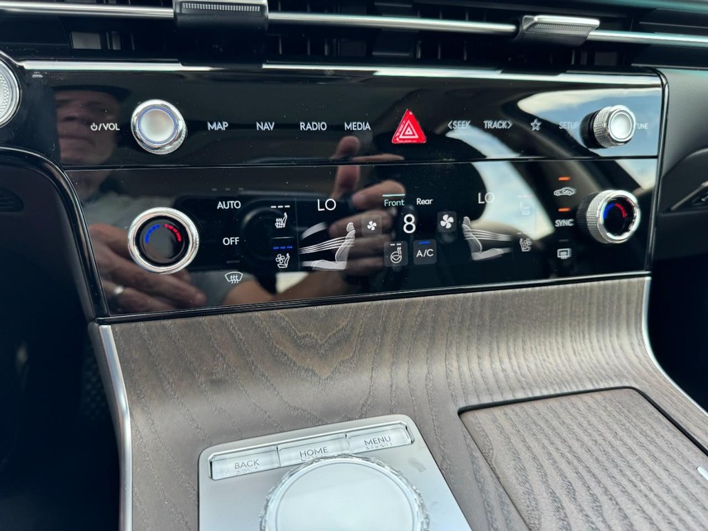 Genesis G80 Vehicle Full-screen Gallery Image 15