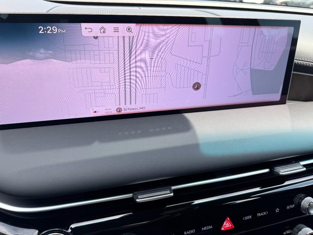 Genesis G80 Vehicle Full-screen Gallery Image 17