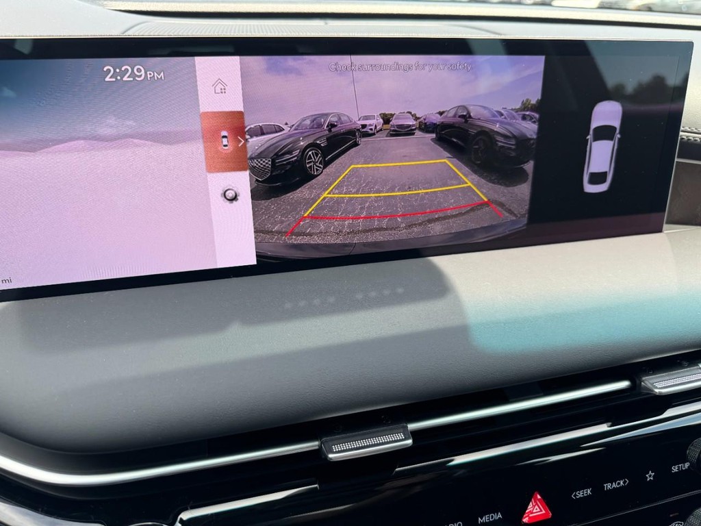 Genesis G80 Vehicle Full-screen Gallery Image 18