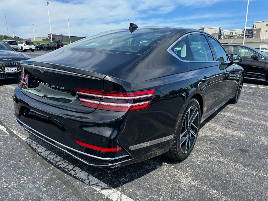 Genesis G80 Vehicle Full-screen Gallery Image 03